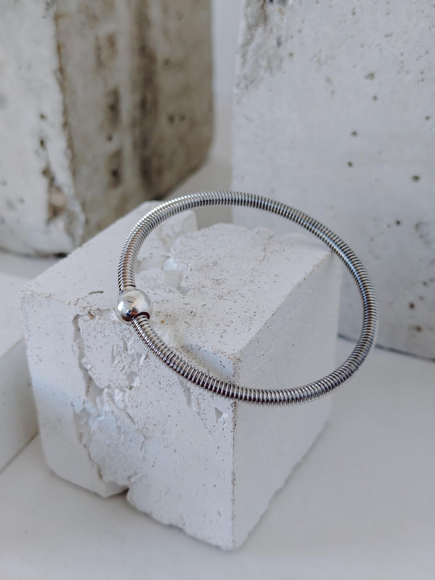 Statement Bali Armreif aus 925 Silber, Minimalistischer massiver Armreif, Kugelverschluß - CocosyBerlin
