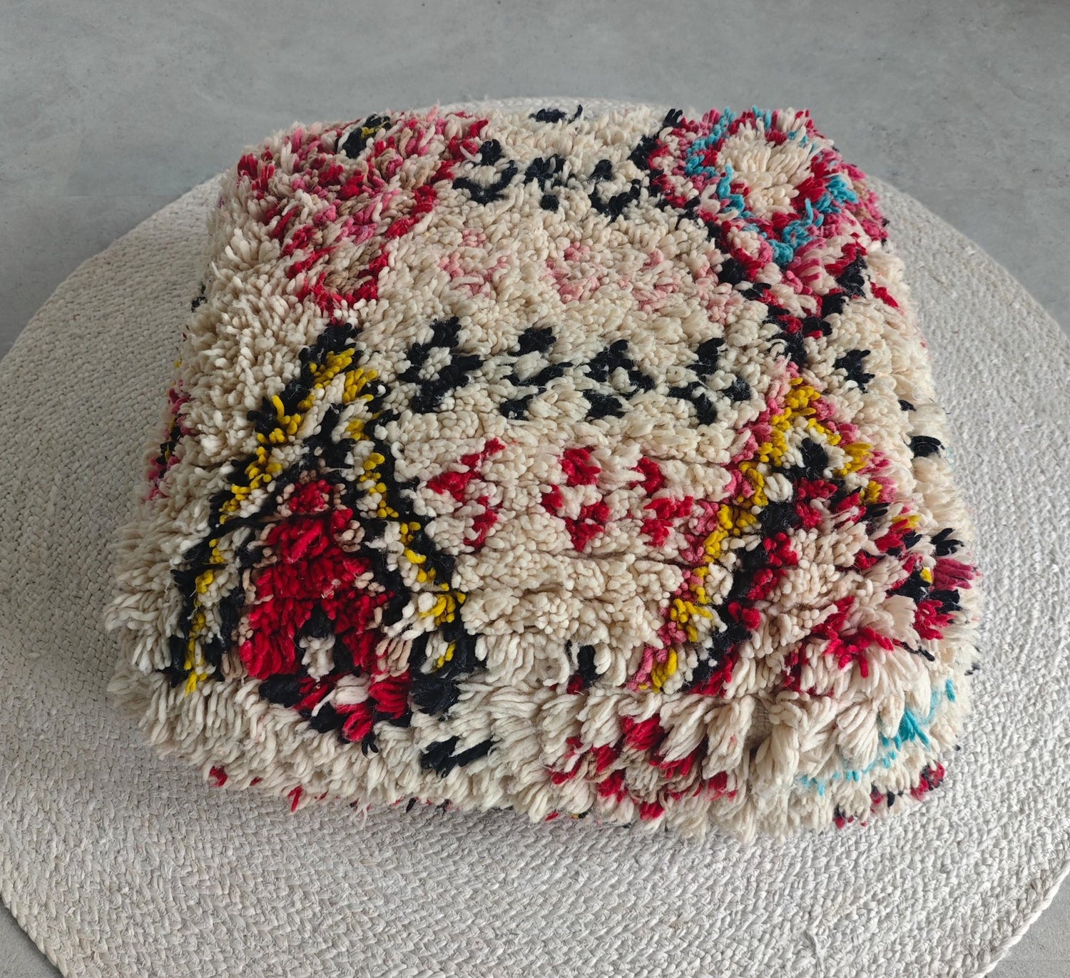Beni Ourain Pouf aus Wolle, Handgemachtes Bodenkissen Marokko, Bunter Boho Pouf - CocosyBerlin