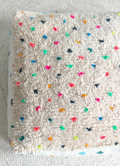 Marokkanischer Pouf, Berber Bodenkissen, kleine Punkte, Boho Sitzkissen aus Wolle bunt regenbogen, Vintage - CocosyBerlin