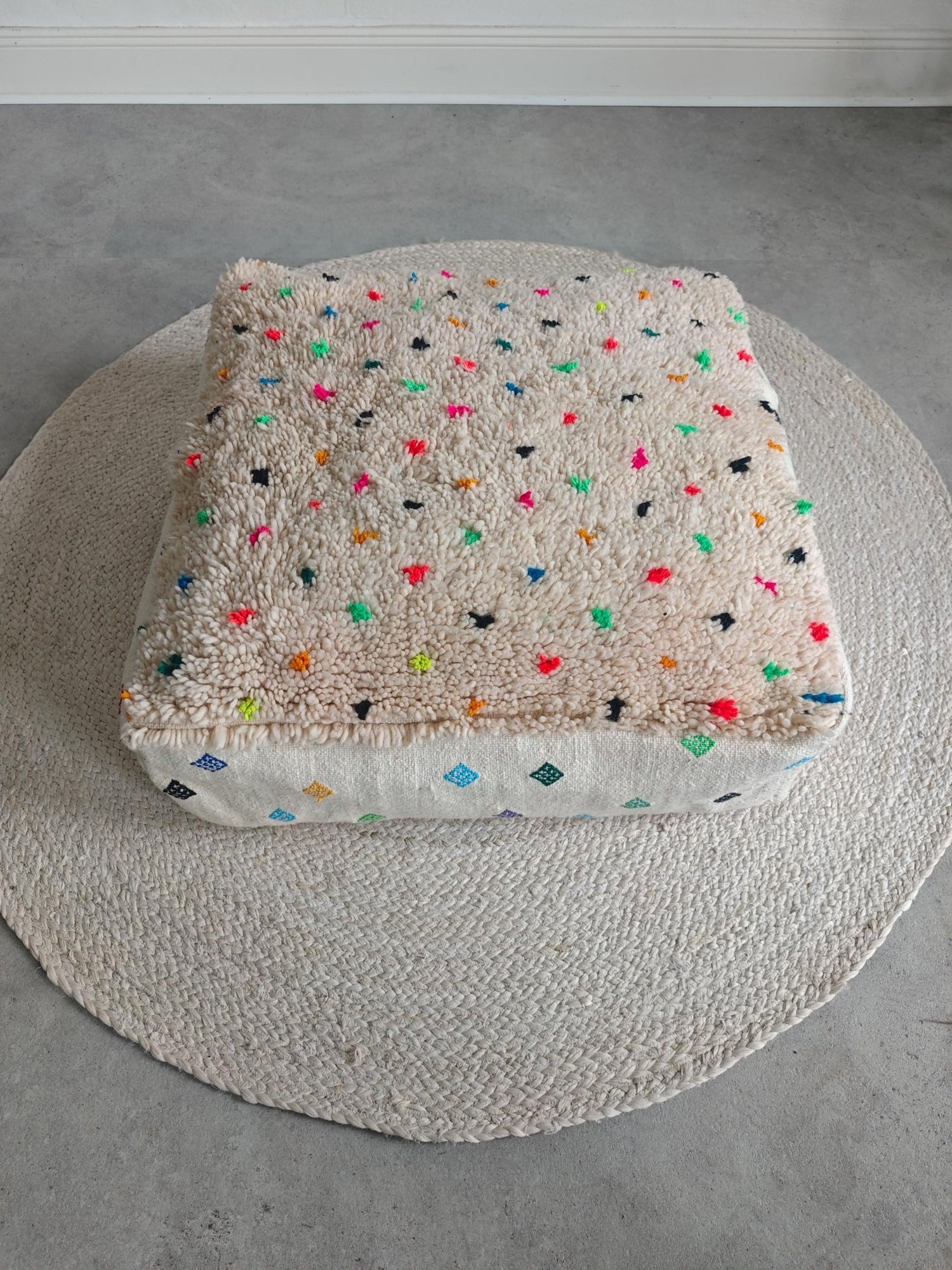 Marokkanischer Pouf, Berber Bodenkissen, kleine Punkte, Boho Sitzkissen aus Wolle bunt regenbogen, Vintage - CocosyBerlin