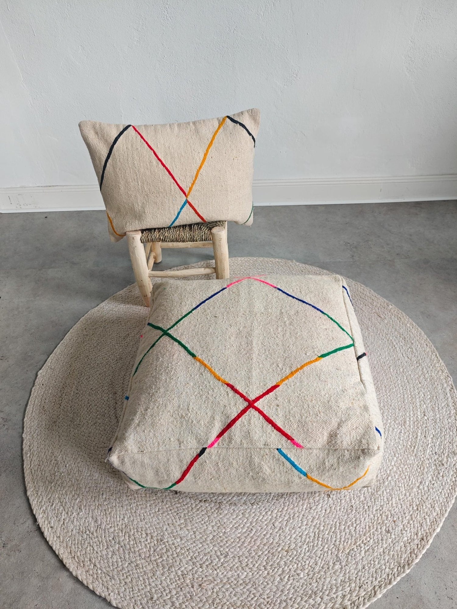 Minimalistischer Berber Pouf aus Marokko, Bodenkissen mit bunten Linien, Handgefertigte Kissenhülle, Boho Scandi Decor - CocosyBerlin