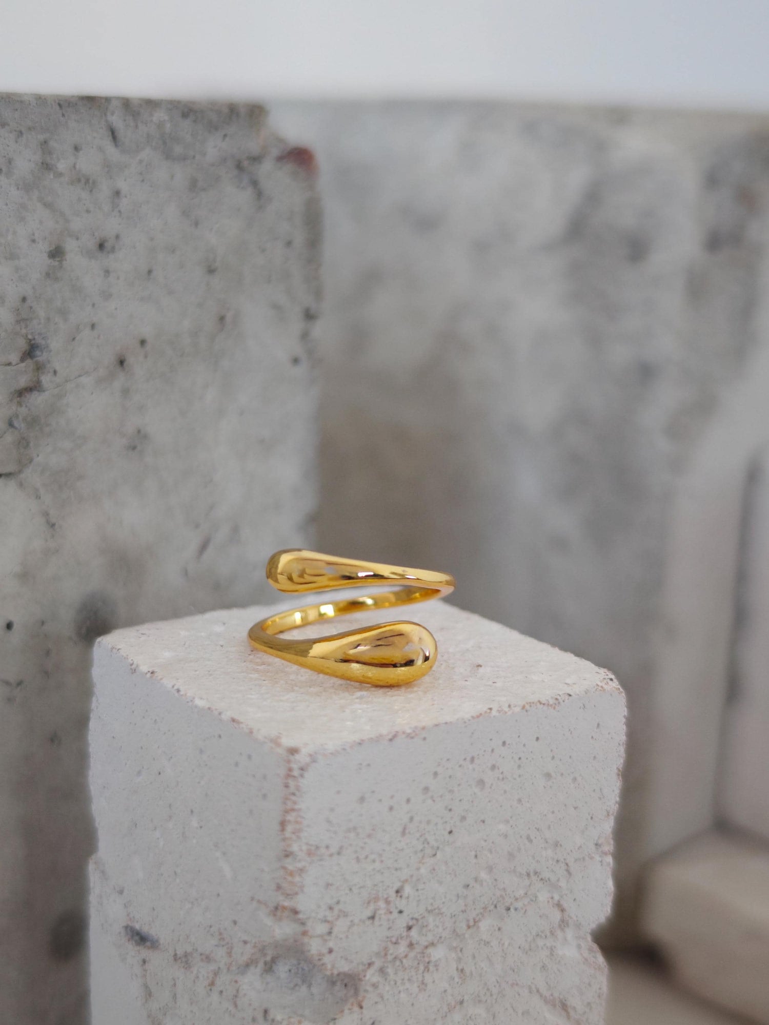 18k vergoldeter Ring aus 925 Silber, minimalistischer Ring, Tropfen Fingerring - CocosyBerlin