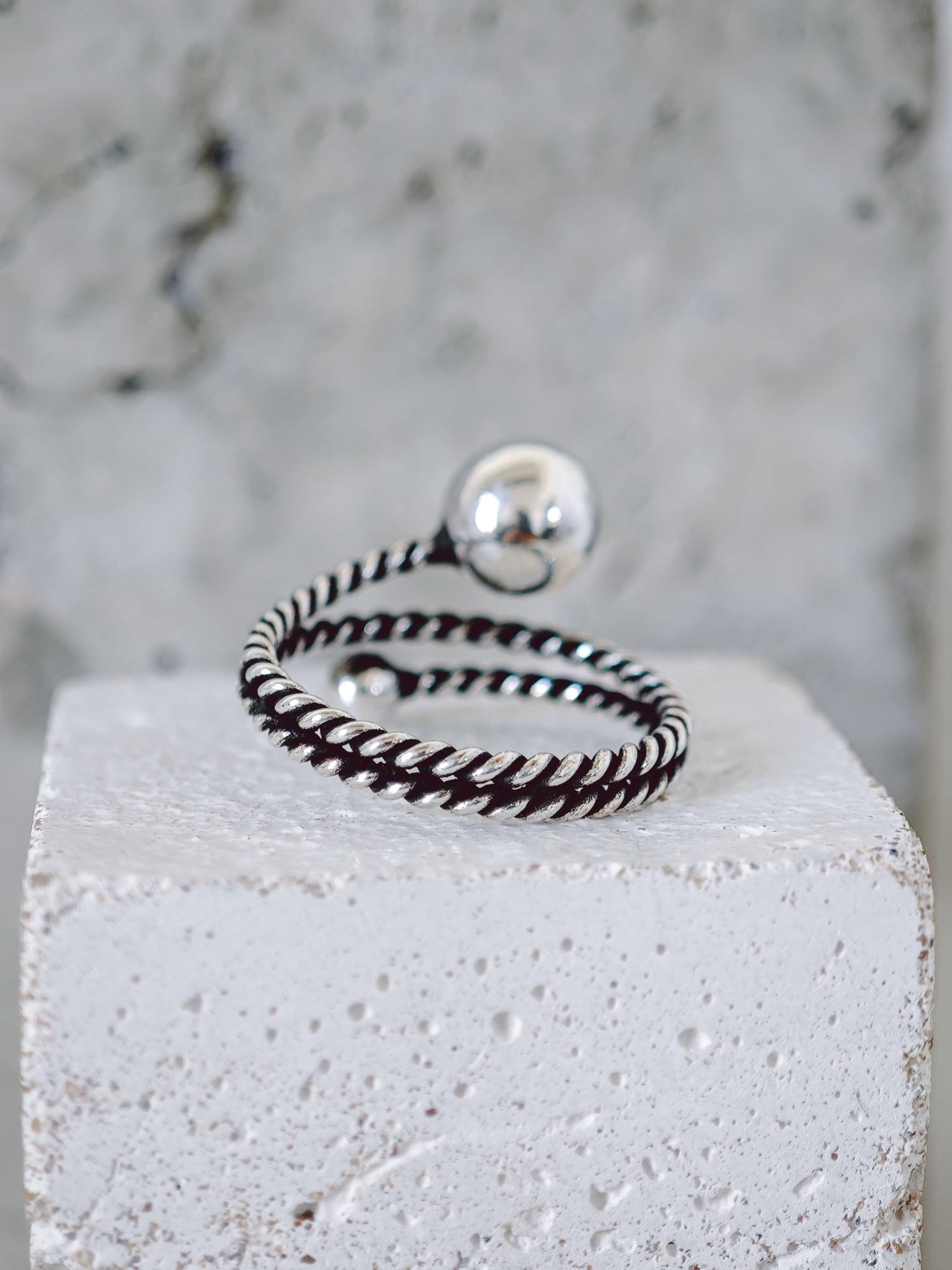 Silber Twisted Bubble Ring, Gedrehter Ring aus 925 Silber mit Kugeln, Minimalistischer Kugelring - CocosyBerlin