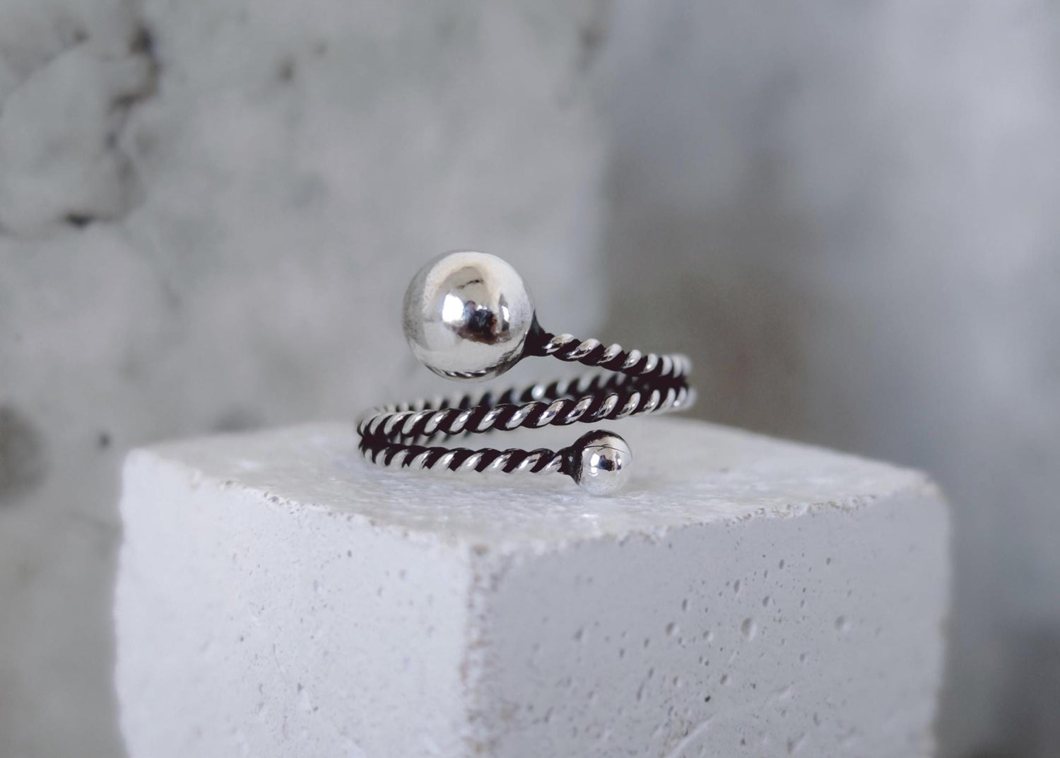 Silber Twisted Bubble Ring, Gedrehter Ring aus 925 Silber mit Kugeln, Minimalistischer Kugelring - CocosyBerlin