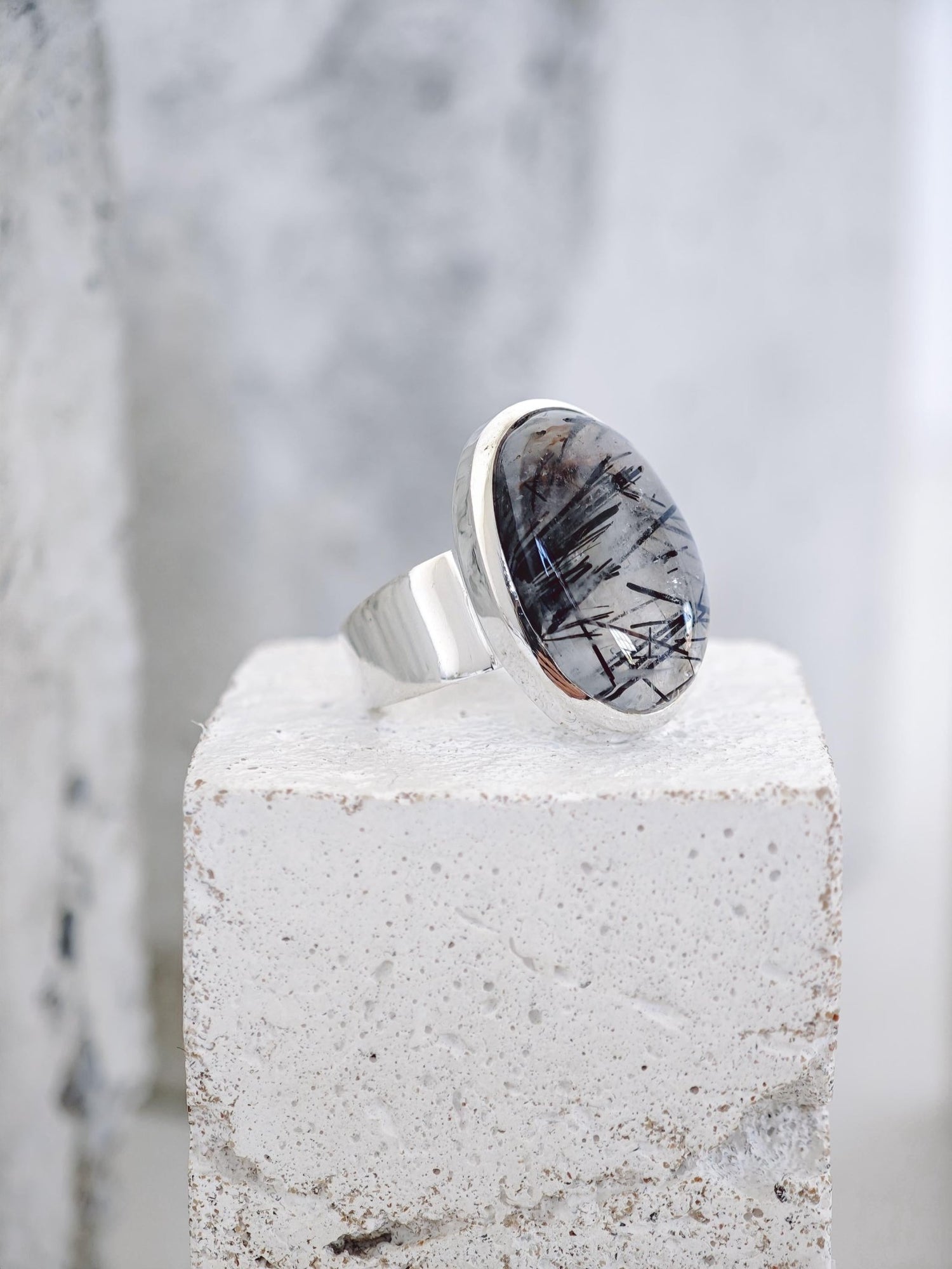 925 Silber Ring mit ovalem Turmalinquarz, Großer Statement Cabochon Ring, Black Rutile Edelstein Ring - CocosyBerlin