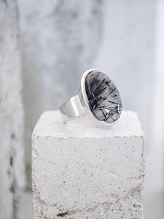 925 Silber Ring mit ovalem Turmalinquarz, Großer Statement Cabochon Ring, Black Rutile Edelstein Ring - CocosyBerlin