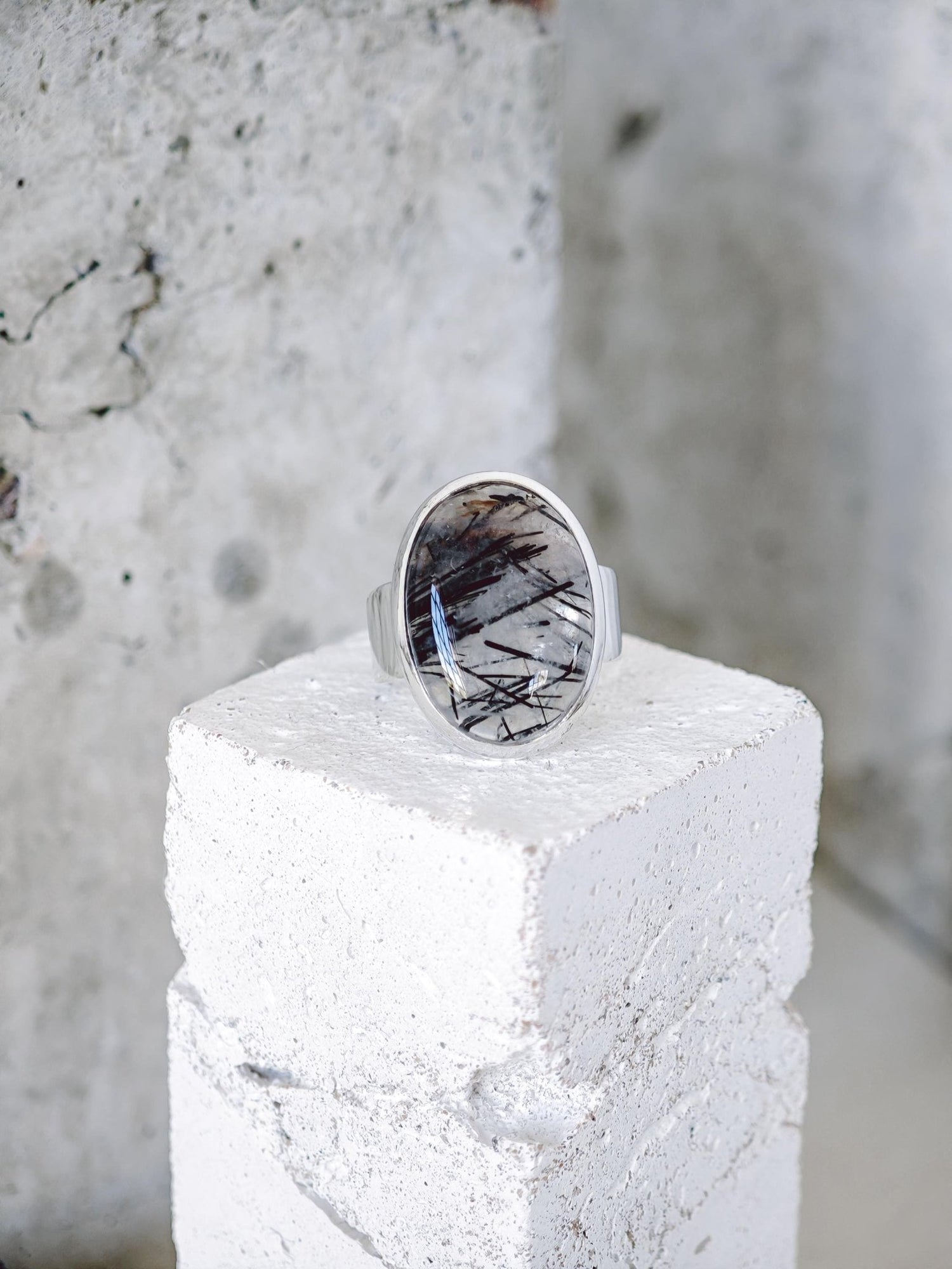 925 Silber Ring mit ovalem Turmalinquarz, Großer Statement Cabochon Ring, Black Rutile Edelstein Ring - CocosyBerlin