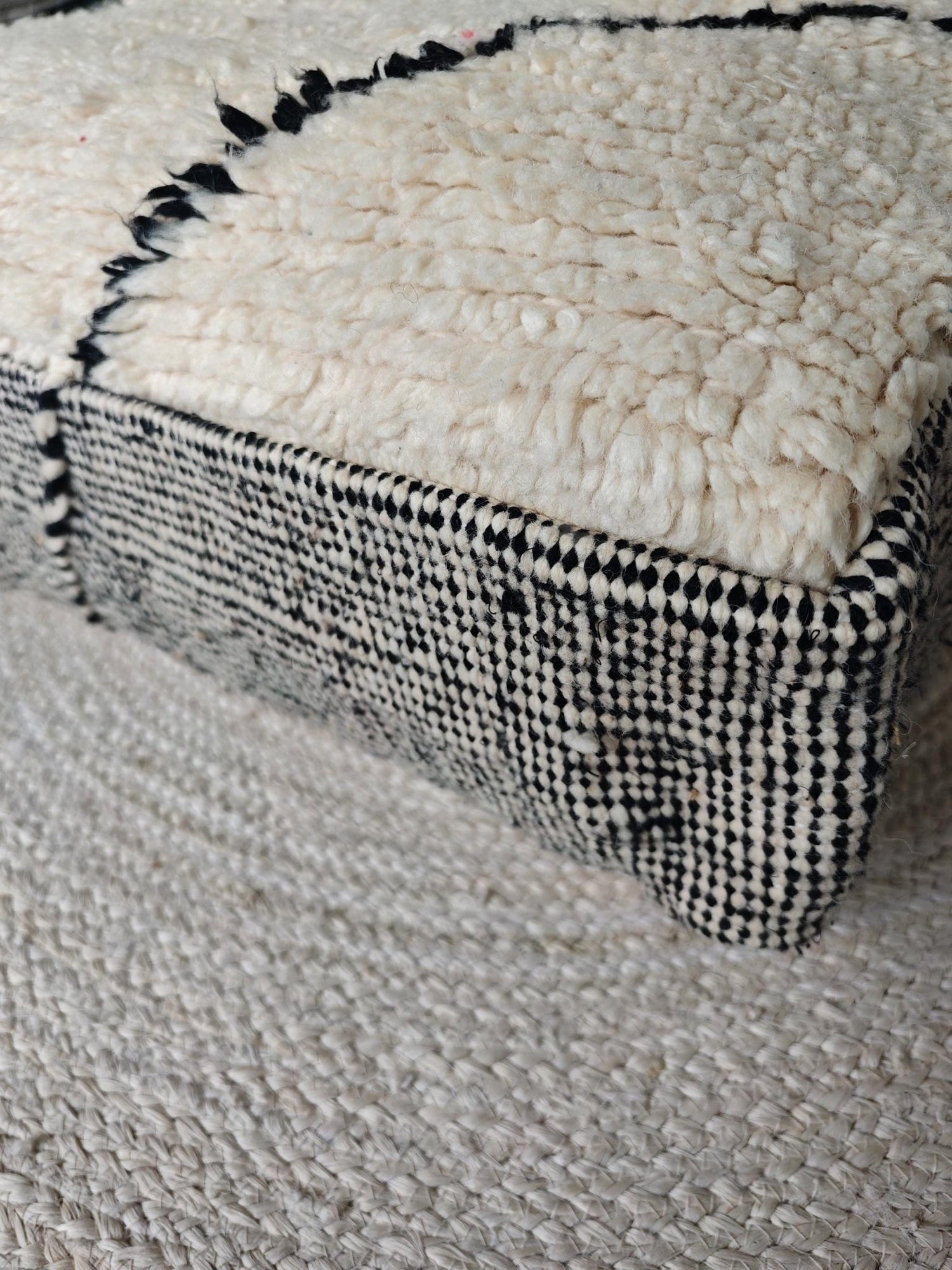 Vintage Beni Ourain Pouf aus Marokko, Bodenkissen aus Wolle Beige Schwarz, Handgefertig, Cocosy Premium Vintage Collection - CocosyBerlin