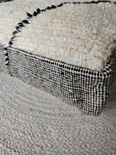 Vintage Beni Ourain Pouf aus Marokko, Bodenkissen aus Wolle Beige Schwarz, Handgefertig, Cocosy Premium Vintage Collection - CocosyBerlin