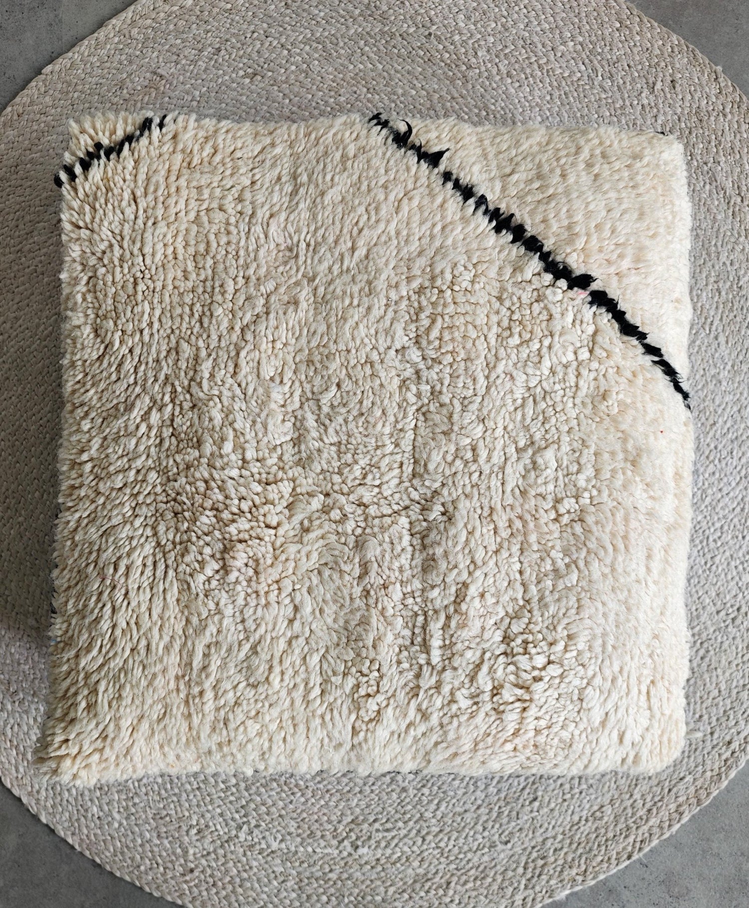 Vintage Beni Ourain Pouf aus Marokko, Bodenkissen aus Wolle Beige Schwarz, Handgefertig, Cocosy Premium Vintage Collection - CocosyBerlin