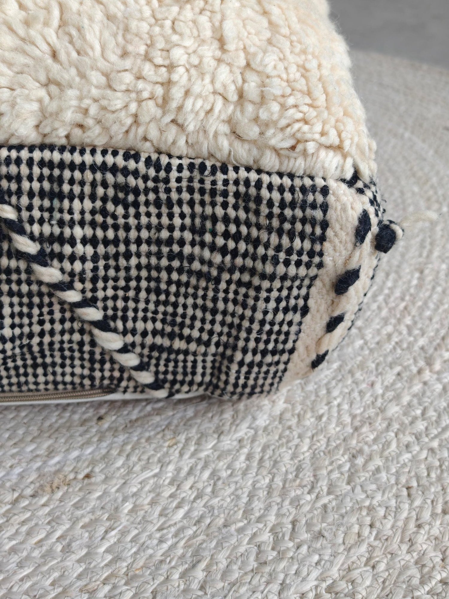 Vintage Beni Ourain Pouf aus Marokko, Bodenkissen aus Wolle Beige Schwarz, Handgefertig, Cocosy Premium Vintage Collection - CocosyBerlin