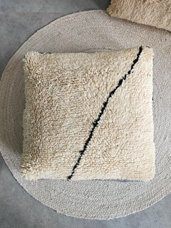 Vintage Beni Ourain Pouf aus Marokko, Bodenkissen aus Wolle Beige Schwarz, Handgefertig, Cocosy Premium Vintage Collection - CocosyBerlin