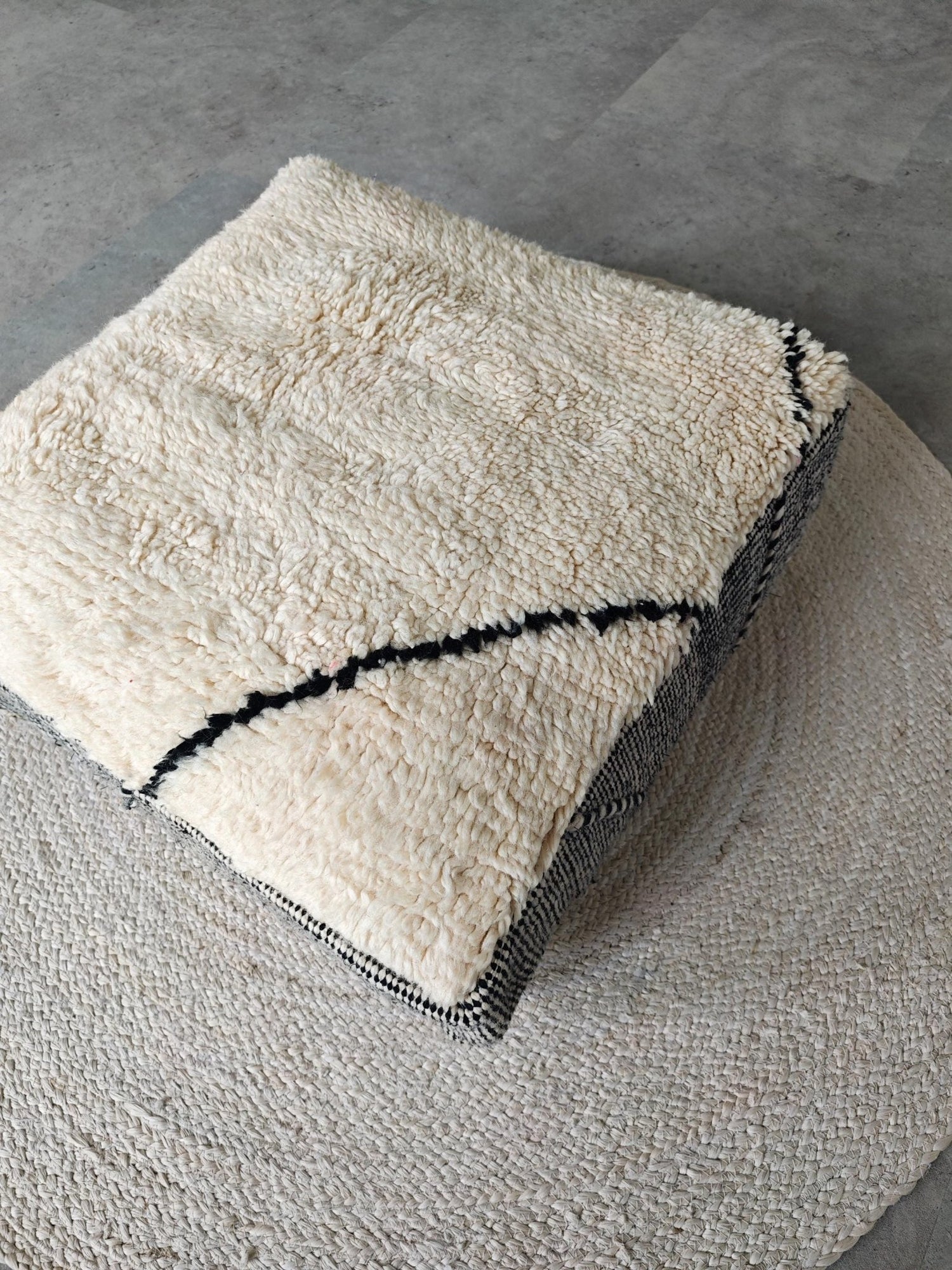 Vintage Beni Ourain Pouf aus Marokko, Bodenkissen aus Wolle Beige Schwarz, Handgefertig, Cocosy Premium Vintage Collection - CocosyBerlin