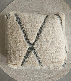 Pouf aus Marokko, Bodenkissen aus Wolle Beige Schwarz, Handgefertigter Boho Beni OUrain Berber Pouf - CocosyBerlin