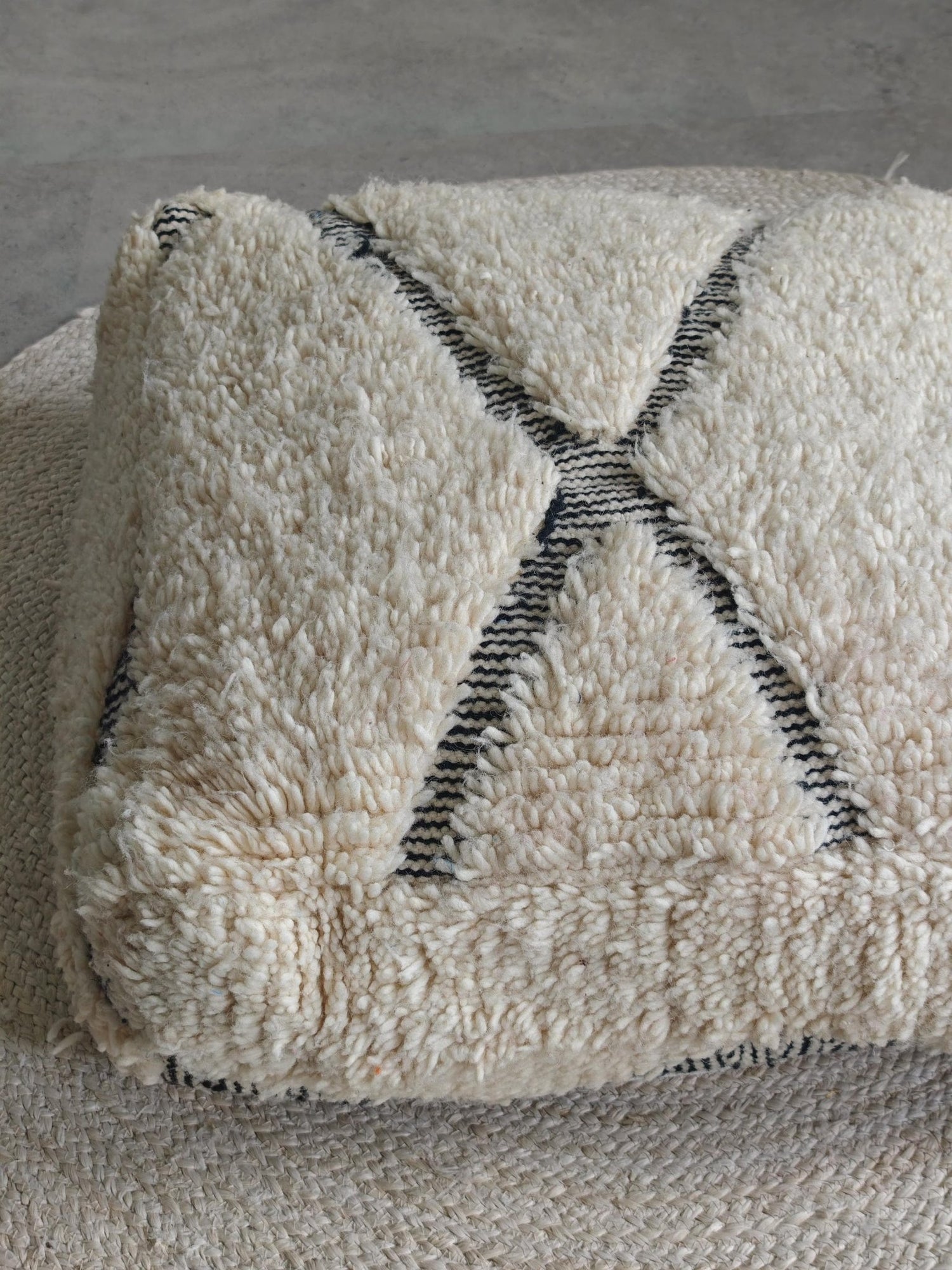 Pouf aus Marokko, Bodenkissen aus Wolle Beige Schwarz, Handgefertigter Boho Beni OUrain Berber Pouf - CocosyBerlin