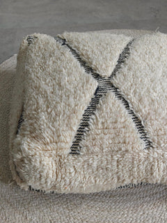 Pouf aus Marokko, Bodenkissen aus Wolle Beige Schwarz, Handgefertigter Boho Beni OUrain Berber Pouf - CocosyBerlin