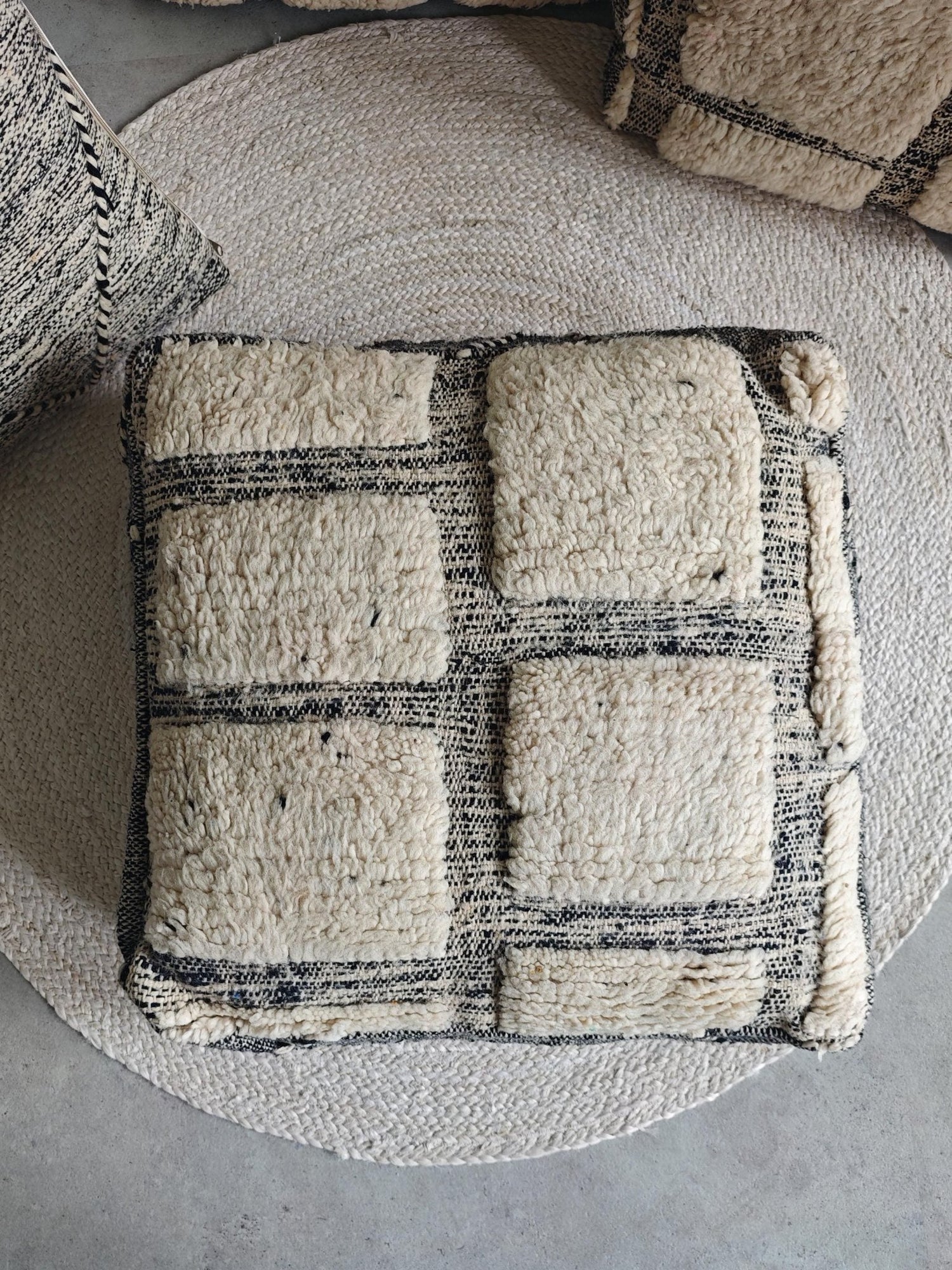 Berber Pouf & Kissenhülle aus Marokko, Beige Schwarz, Geometrische Muster, Handgefertigte Boho Wohnaccessoires - CocosyBerlin