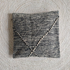 Berber Pouf & Kissenhülle aus Marokko, Beige Schwarz, Geometrische Muster, Handgefertigte Boho Wohnaccessoires - CocosyBerlin
