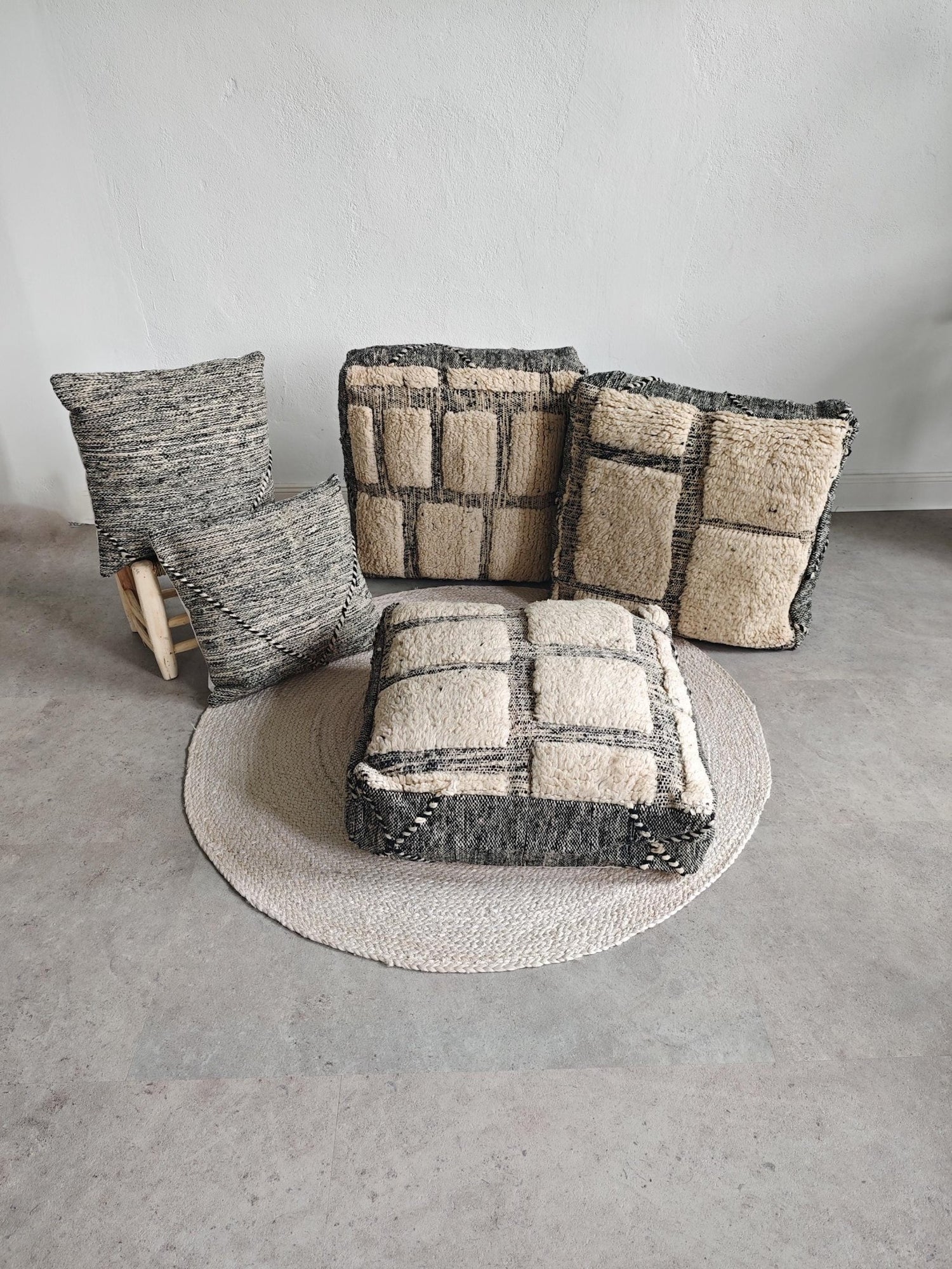 Berber Pouf & Kissenhülle aus Marokko, Beige Schwarz, Geometrische Muster, Handgefertigte Boho Wohnaccessoires - CocosyBerlin