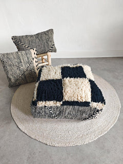 Berber Pouf im Checkerboard Design, Beni Ouarin Bodenkissen Beige Schwarz – Schachbrett Sitzkissen aus Wolle - CocosyBerlin