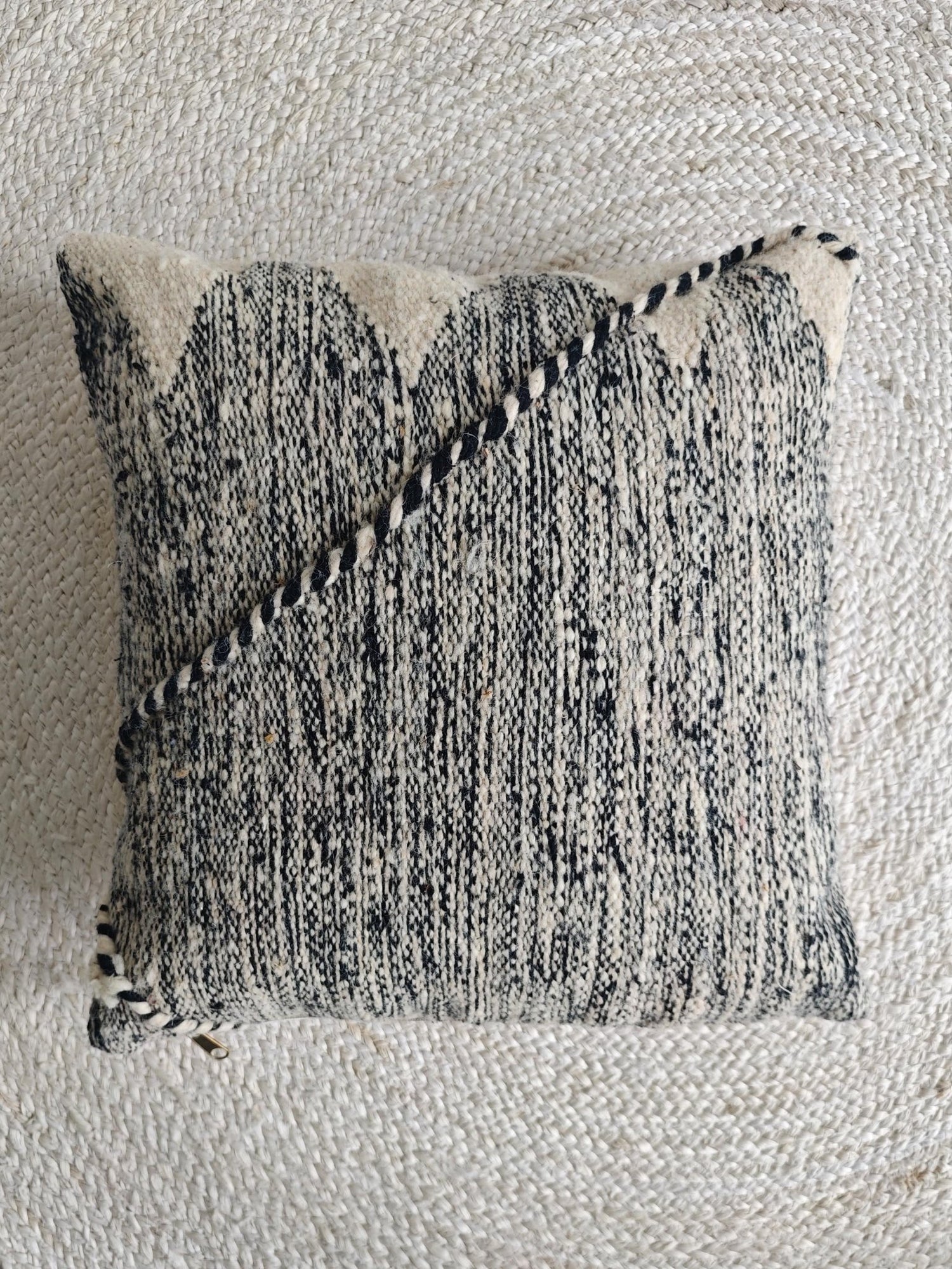 Berber Pouf & Kissenhülle aus Marokko, Beige Schwarz, flauschige Berber Kissen Handgefertigte Boho Wohnaccessoires - CocosyBerlin
