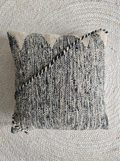 Berber Pouf & Kissenhülle aus Marokko, Beige Schwarz, flauschige Berber Kissen Handgefertigte Boho Wohnaccessoires - CocosyBerlin