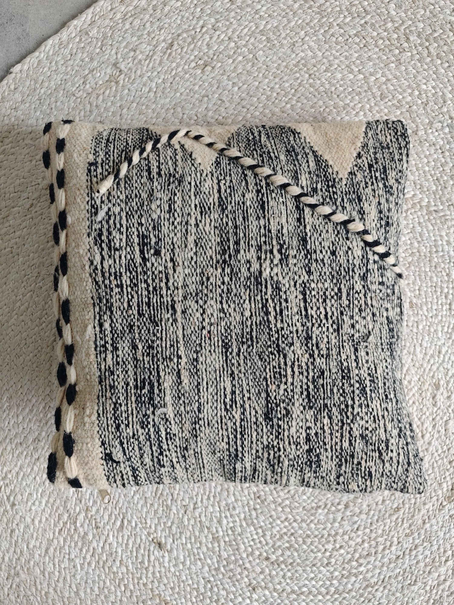 Berber Pouf & Kissenhülle aus Marokko, Beige Schwarz, flauschige Berber Kissen Handgefertigte Boho Wohnaccessoires - CocosyBerlin