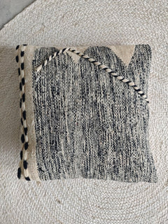 Berber Pouf & Kissenhülle aus Marokko, Beige Schwarz, flauschige Berber Kissen Handgefertigte Boho Wohnaccessoires - CocosyBerlin