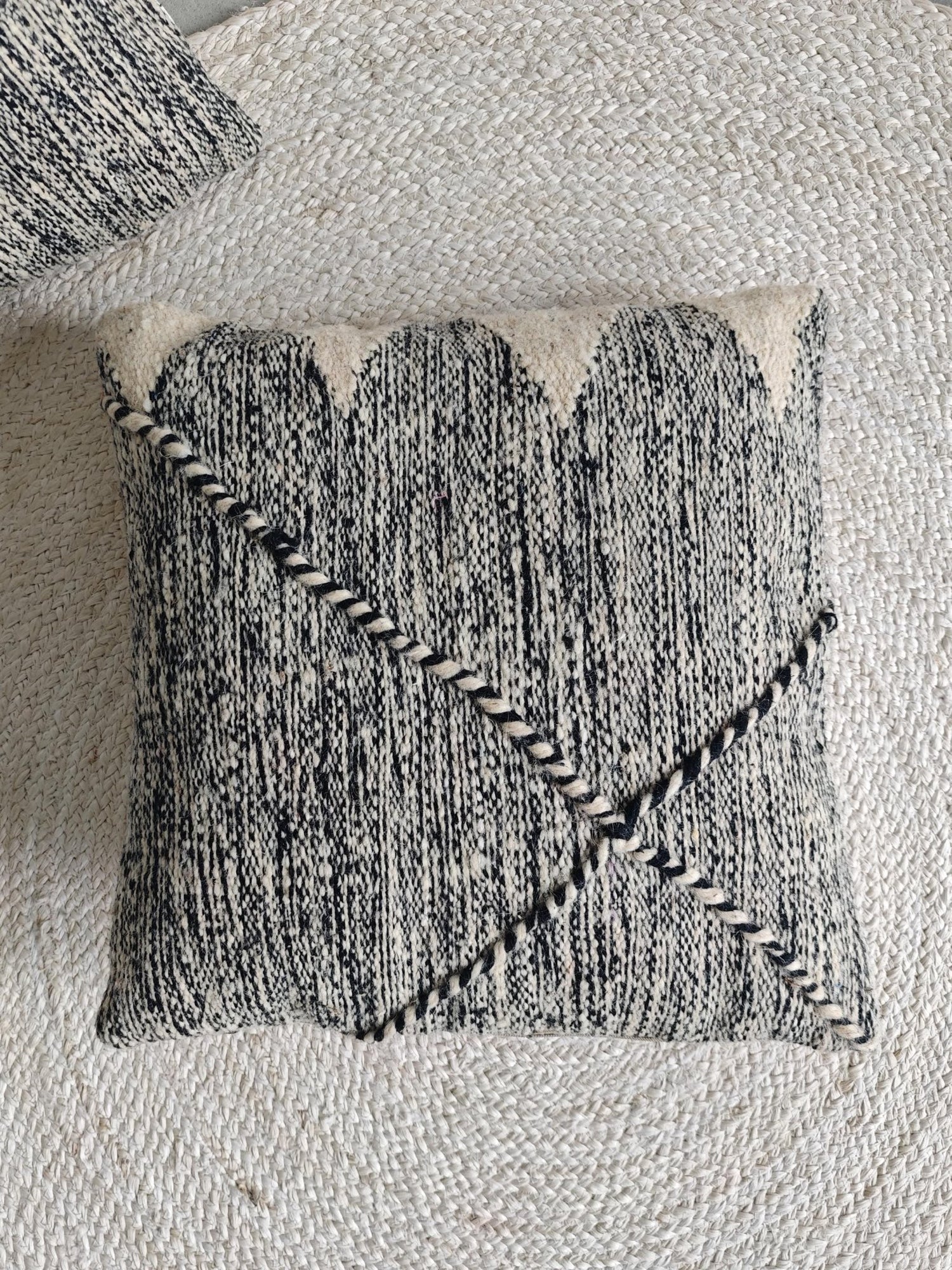 Berber Pouf & Kissenhülle aus Marokko, Beige Schwarz, flauschige Berber Kissen Handgefertigte Boho Wohnaccessoires - CocosyBerlin