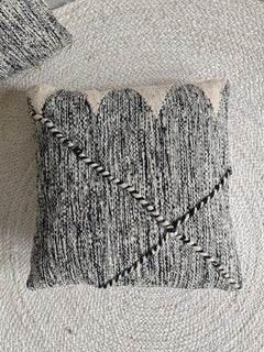 Berber Pouf & Kissenhülle aus Marokko, Beige Schwarz, flauschige Berber Kissen Handgefertigte Boho Wohnaccessoires - CocosyBerlin