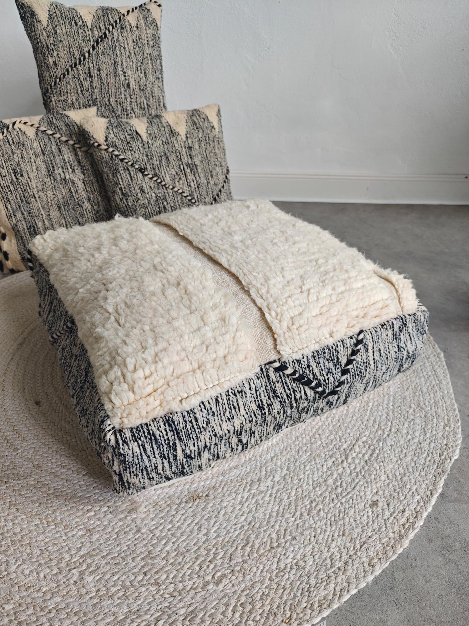 Berber Pouf & Kissenhülle aus Marokko, Beige Schwarz, flauschige Berber Kissen Handgefertigte Boho Wohnaccessoires - CocosyBerlin