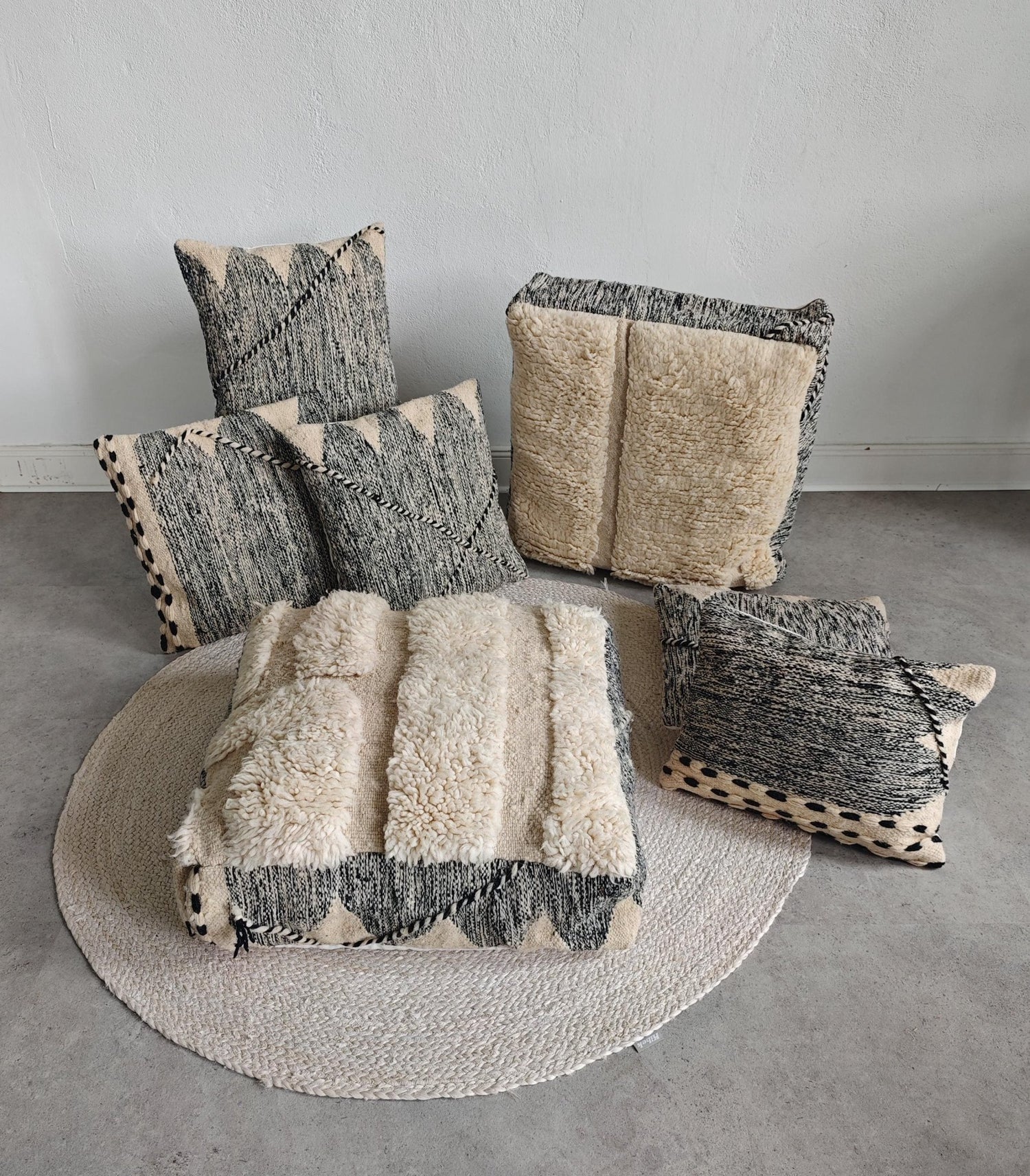 Berber Pouf & Kissenhülle aus Marokko, Beige Schwarz, flauschige Berber Kissen Handgefertigte Boho Wohnaccessoires - CocosyBerlin