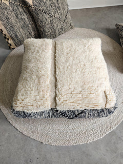 Berber Pouf & Kissenhülle aus Marokko, Beige Schwarz, flauschige Berber Kissen Handgefertigte Boho Wohnaccessoires - CocosyBerlin