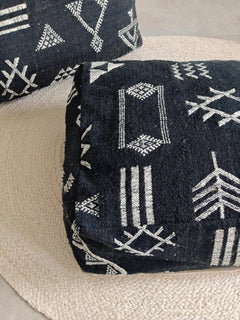 SSchwarze Kelim Berber Poufs,Handgefertigte Bodenkissen aus Wolle, Schwarzer Weiss Sitzkissen, Moderne Moroccan Floor Cushions - CocosyBerlin