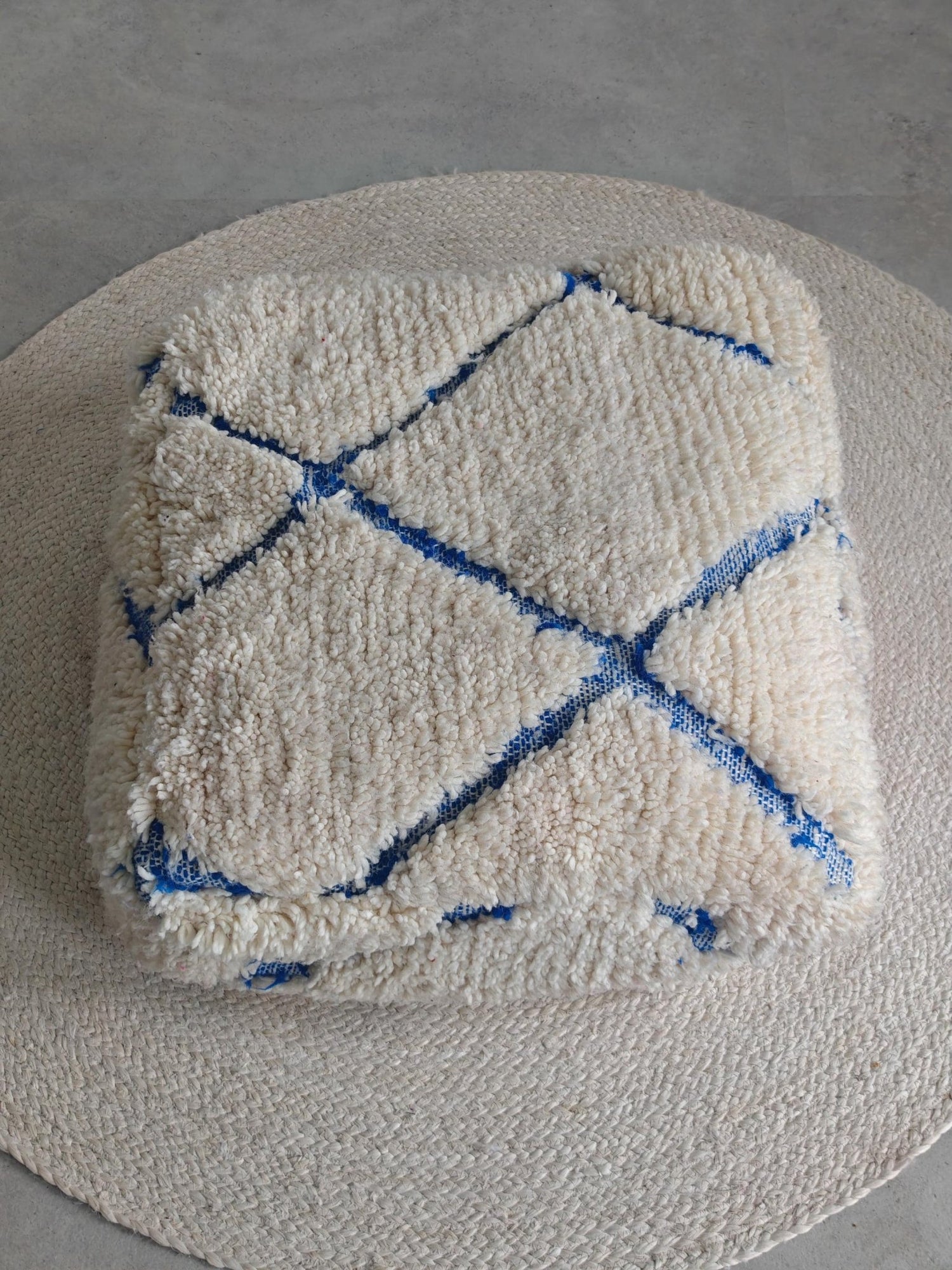 Pouf aus Marokko, Bodenkissen aus Wolle Beige Blau, Handgefertigter Boho Beni Ourain Berber Pouf - CocosyBerlin