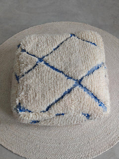 Pouf aus Marokko, Bodenkissen aus Wolle Beige Blau, Handgefertigter Boho Beni Ourain Berber Pouf - CocosyBerlin