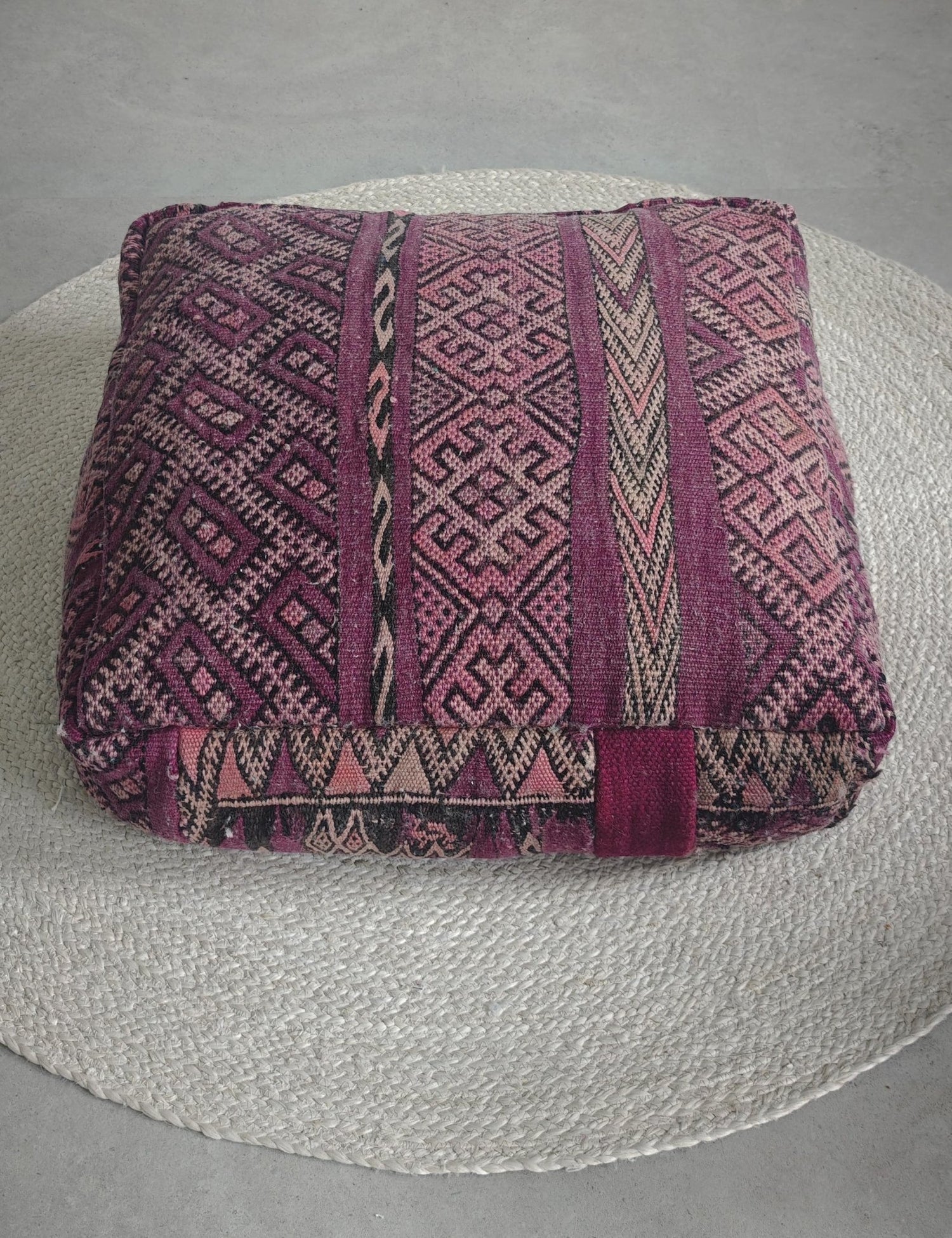 Vintage Berber Pouf aus Marokko, Lila Kelim Bodenkissen, Handgefertigter Pouf aus Wolle mit geometrischen Mustern - CocosyBerlin