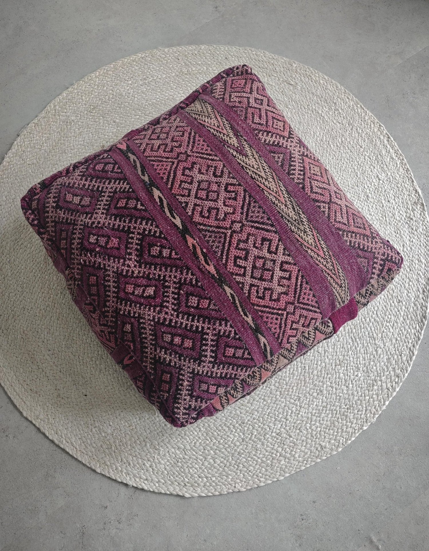Vintage Berber Pouf aus Marokko, Lila Kelim Bodenkissen, Handgefertigter Pouf aus Wolle mit geometrischen Mustern - CocosyBerlin