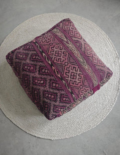 Vintage Berber Pouf aus Marokko, Lila Kelim Bodenkissen, Handgefertigter Pouf aus Wolle mit geometrischen Mustern - CocosyBerlin