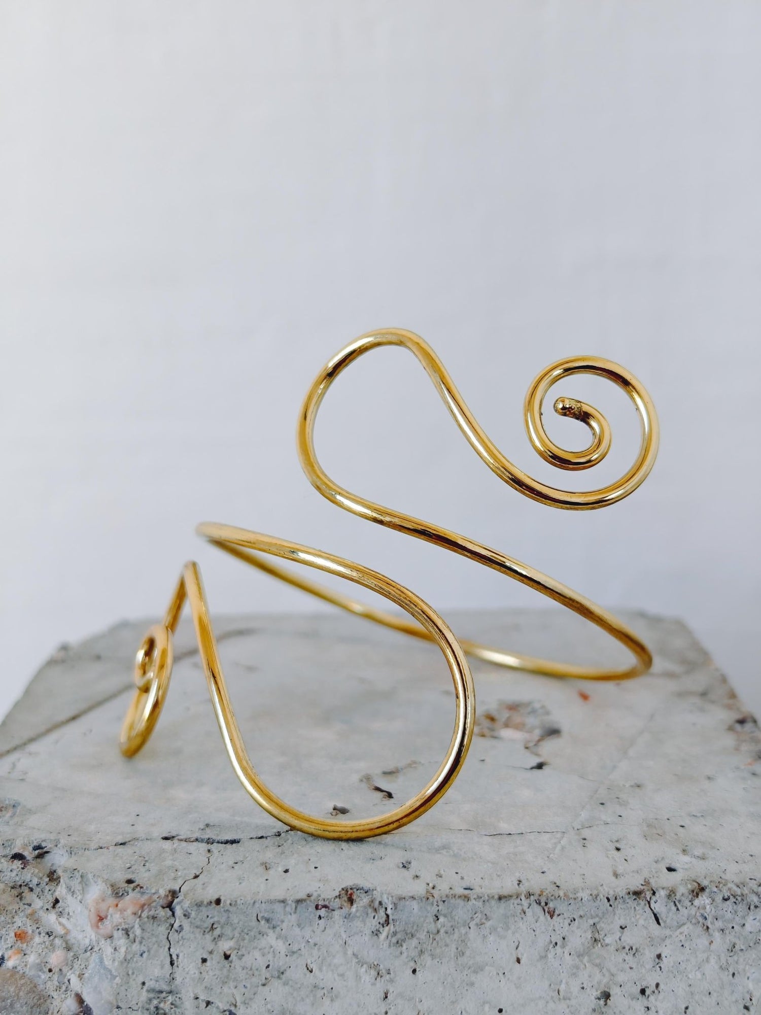 goldener Oberarmreif aus Messing, Boho Armreif verspielt, Sommer Armschmuck - CocosyBerlin