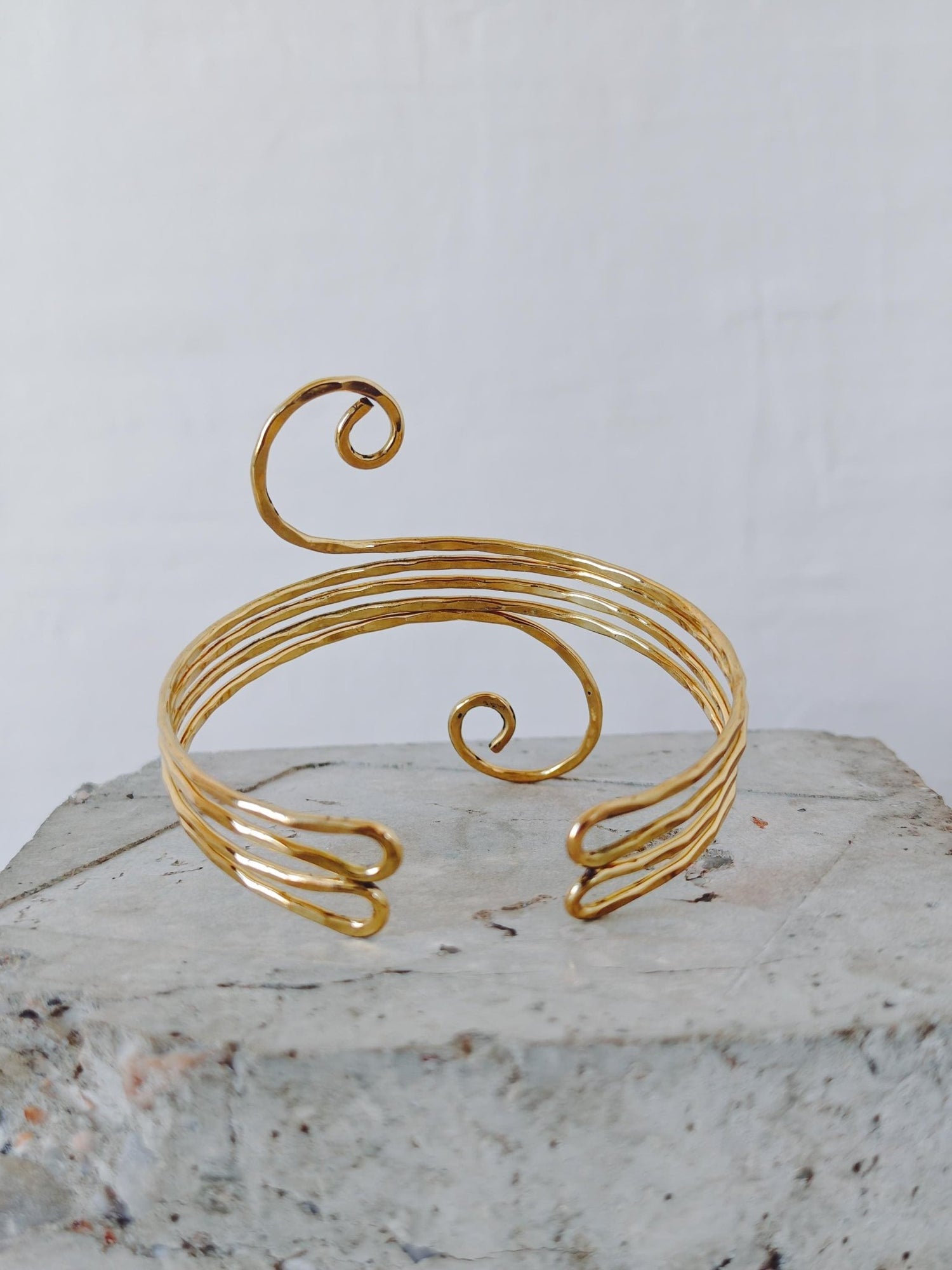 Goldener Oberarmreif aus Messing verstellbar, gehämmert strukturiert, Festival Armschmuck, Hippie Sommer Schmuck - CocosyBerlin