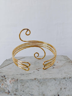 Goldener Oberarmreif aus Messing verstellbar, gehämmert strukturiert, Festival Armschmuck, Hippie Sommer Schmuck - CocosyBerlin