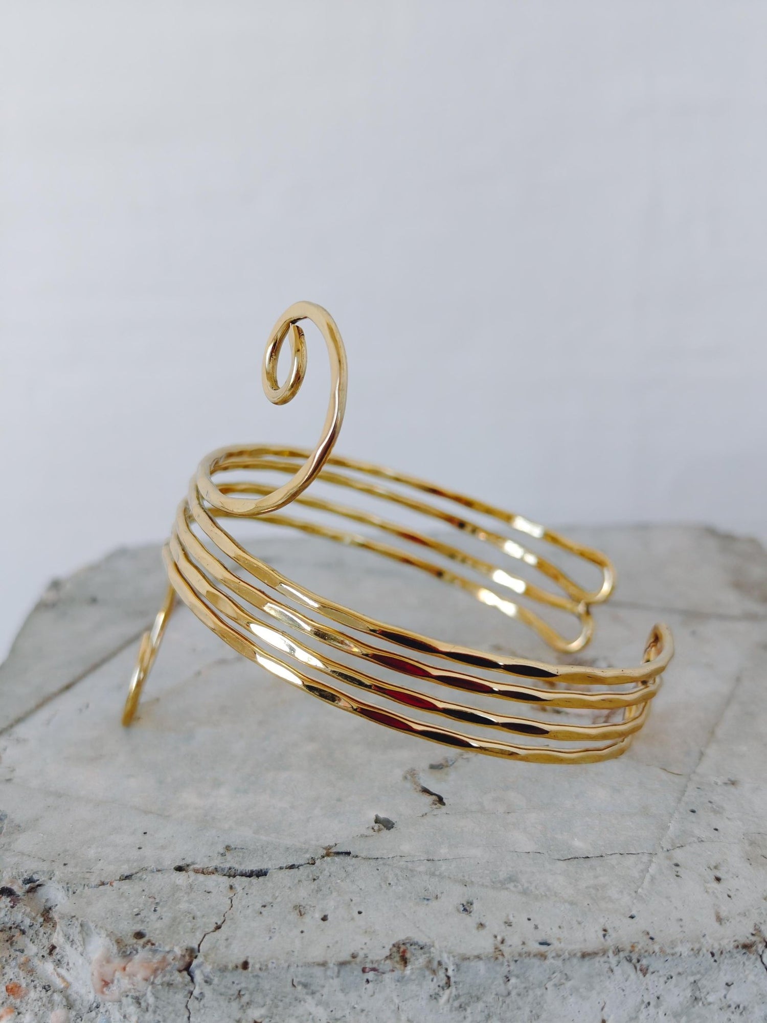 Goldener Oberarmreif aus Messing verstellbar, gehämmert strukturiert, Festival Armschmuck, Hippie Sommer Schmuck - CocosyBerlin