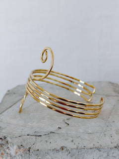 Goldener Oberarmreif aus Messing verstellbar, gehämmert strukturiert, Festival Armschmuck, Hippie Sommer Schmuck - CocosyBerlin