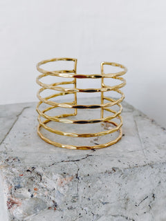 Goldener Manschetten Armreif aus Messing, Breiter Statement Armreif gehämmert - CocosyBerlin