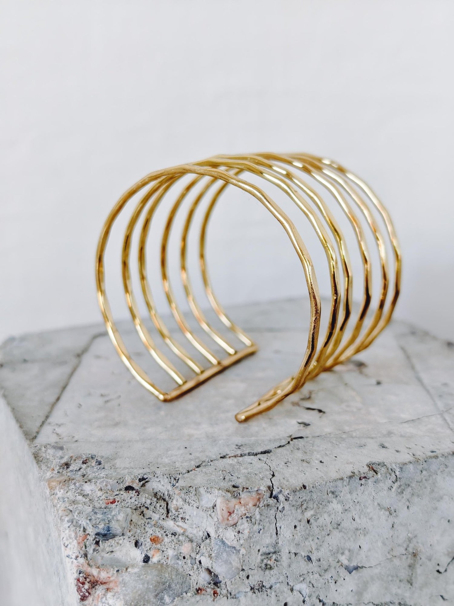 Goldener Manschetten Armreif aus Messing, Breiter Statement Armreif gehämmert - CocosyBerlin