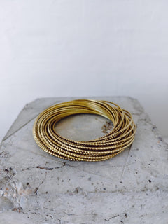 Boho Armreif aus Messing Gold, 36 verbundene Bangles, Ethnic Statement Festival Schmuck - CocosyBerlin