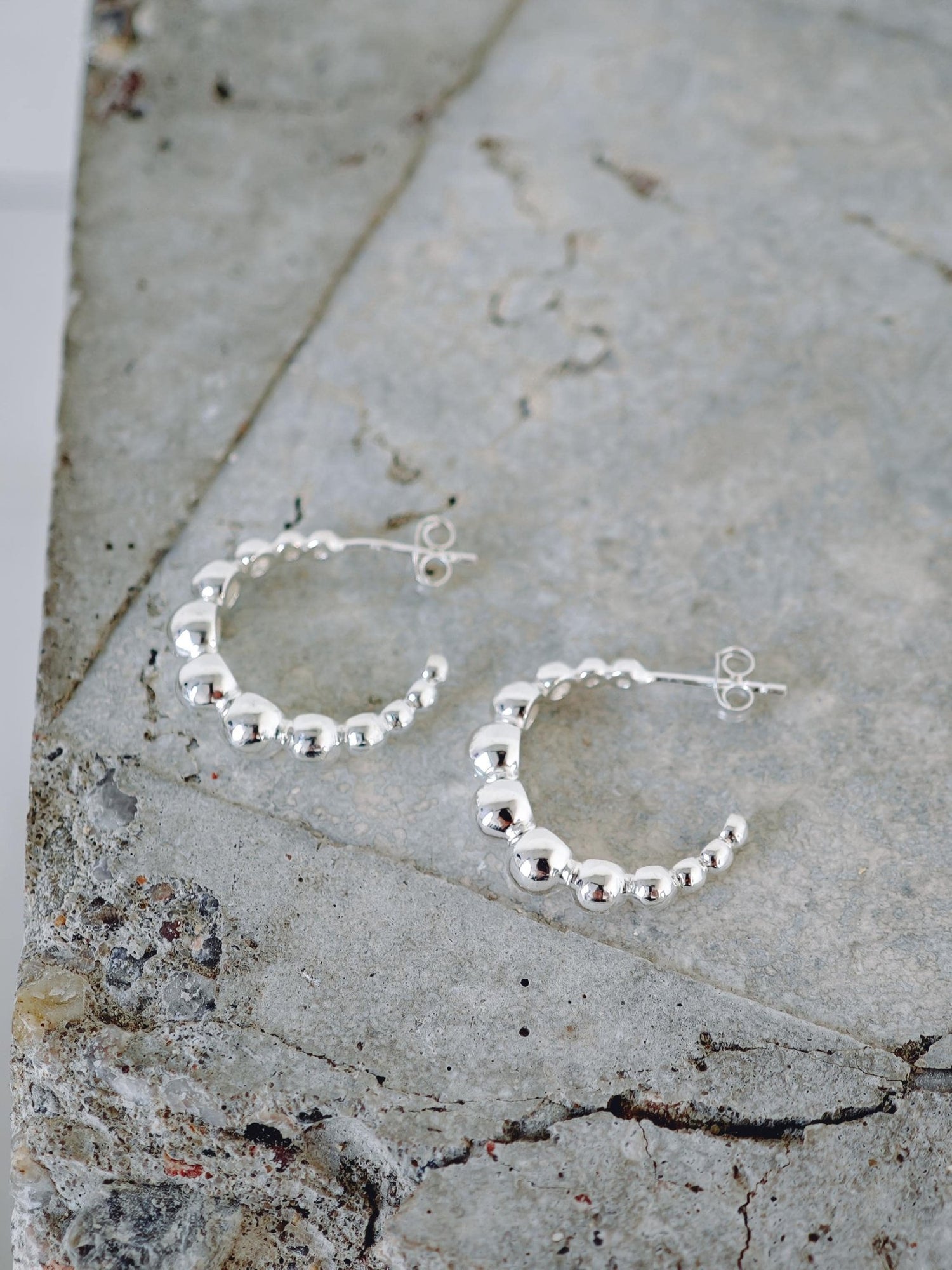 Bubble Ohrringe aus 925 Silber, Kugel Statement Ohrstecker Creolen, Silver Ball Hoops - CocosyBerlin