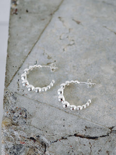 Bubble Ohrringe aus 925 Silber, Kugel Statement Ohrstecker Creolen, Silver Ball Hoops - CocosyBerlin