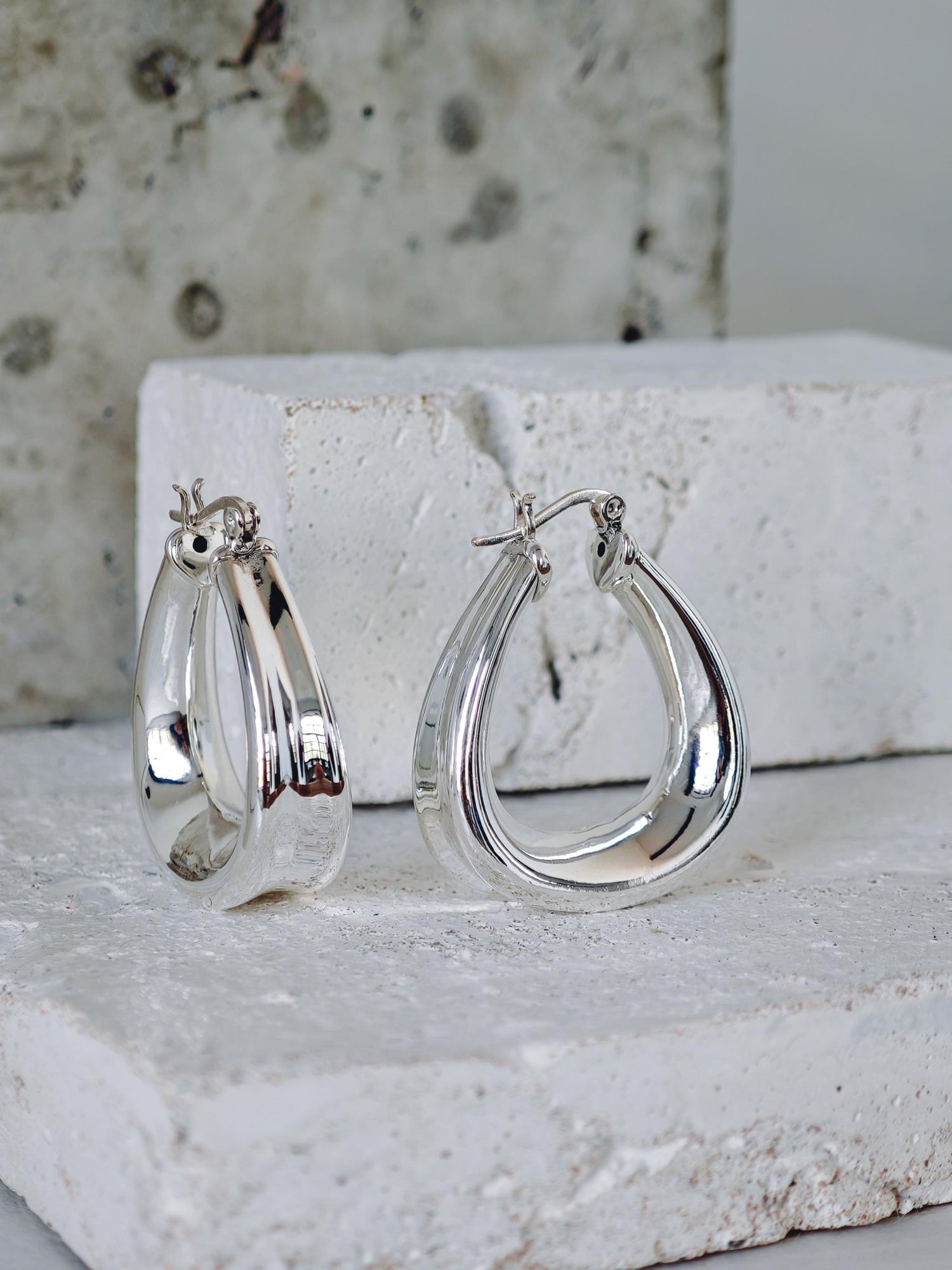 Statement Silber Creolen, Puffy Hoop Ohrringe, Große Chunky Creolen aus 925 Silber in Trapez Form, Minimalistisch - CocosyBerlin